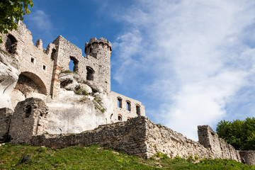 Fototapeta na wymiar Ogrodzieniec, Podzamcze / Poland - May 5, 2018: Ogrodzieniec Castle in the village Podzamcze. Ruins of the castle on the upland, Jura Krakowsko-Czestochowska. The Trail of the Eagle's Nests.