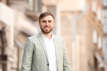 Obraz premium Portrait of young businessman in stylish outfit outdoors