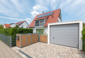 Modernes Wohnhaus mit Garage