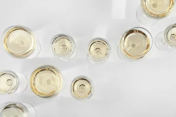 Tischdecke Glas teurer Weißwein auf hellem Hintergrund, Ansicht von oben © New Africa