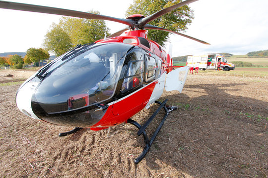 Rettungshubschrauber und Rettungswagen bei einem Einsatz