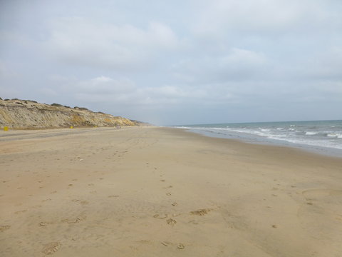 Playa Cuesta Maneli en Huelva, zona costera con playa de arena fina blanca que forma parte del Parque de Doñana