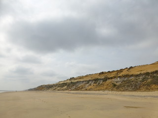 Playa Cuesta Maneli en Huelva, zona costera con playa de arena fina blanca que forma parte del Parque de Doñana