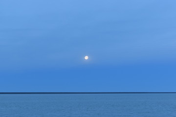 Casi luna llena en el atardecer