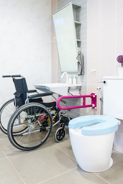 Toilet for the elderly and the disabled.It have two-sided handle for support the body and slip protection. Safety public toilet.