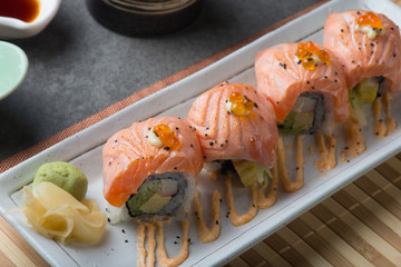 salmon sushi roll