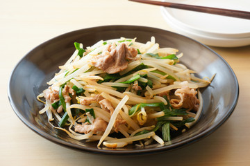 豚肉とニラのもやし炒め
