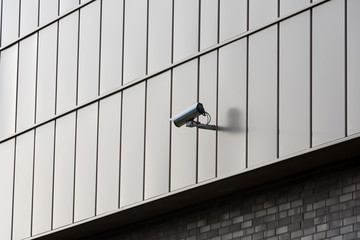 Eine Überwachungskamera an einem Gebäude