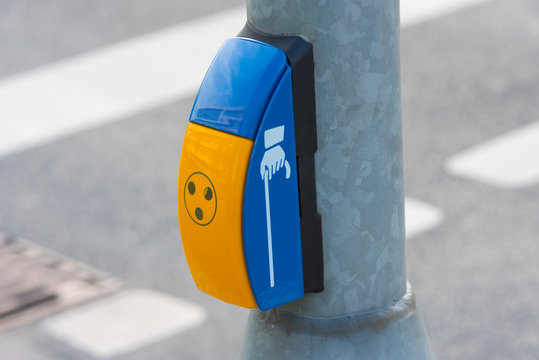 Eine Verkehrsampel und eine Vorrichtung f&uuml;r Blinde