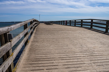 Obraz premium Drewniany most z ławkami dla wczasowiczów