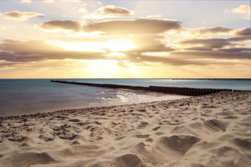 Fototapeta na wymiar romantischer Sonnenuntergang am Meer