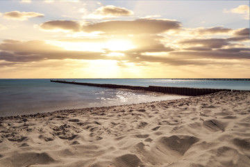 romantischer Sonnenuntergang am Meer