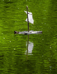 Selbstgebautes Segelschiffchen aus einem Teich