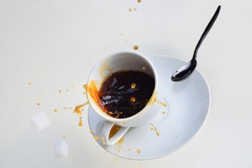 Fallende Kaffeetasse