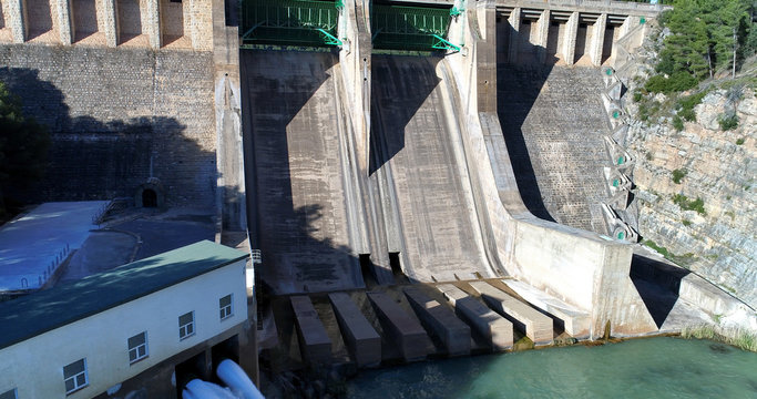 Water reservoir and hydroelectric power generating detail