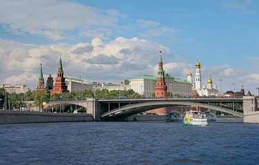 Obraz premium Moscow. View of the Kremlin, the Great Stone Bridge and the Moscow River