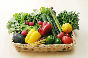 野菜の集合　Set of different vegetables in wicker basket
