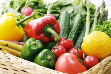 Fototapeta na wymiar 野菜の集合　Set of different vegetables in wicker basket