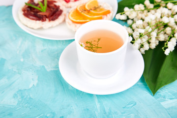 Breakfast tea, rice crispbread