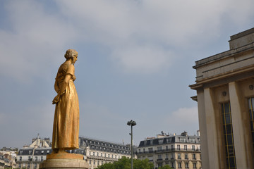 Fototapeta na wymiar Statue du palais Chaillot à Paris, France