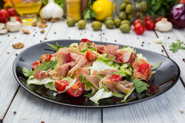 Fresh vegetable salad with prosciutto
