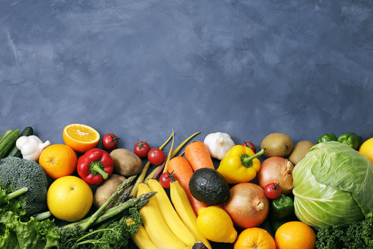 野菜と果物の集合　Image of different fruits and vegetables on dark background