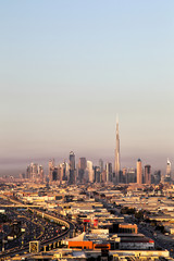 Skyline von Dubai mit dem höchsen Haus der Welt, dem Burj Khalifa, fotografiert von der Mall of the Emirates.