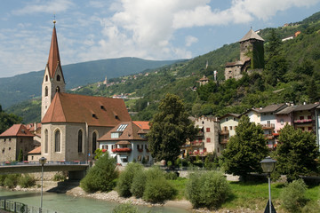 Fototapeta na wymiar Klausen mit Pfarrkirche und Burg Branzoll