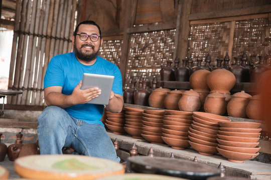 pottery maker with tablet pc