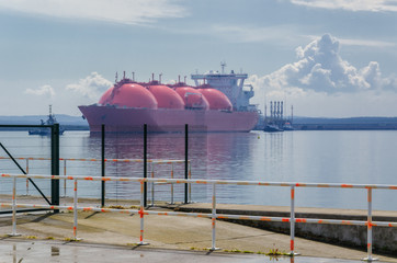 LNG TANKER - The red ship maneuvers in port © Wojciech Wrzesień