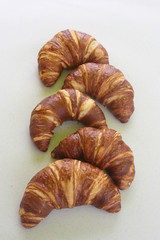Frische Laugencroissants