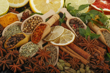 spices on woodenn backgrond