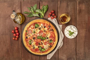 Crédence de cuisine en verre imprimé Pizzeria Pepperoni pizza with white wine, ingredients, and place for text