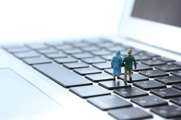 ノートパソコンと人間