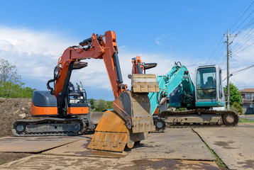 バケットが重なり合った3台のショベルカー