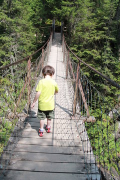 Bibo su ponte sospeso