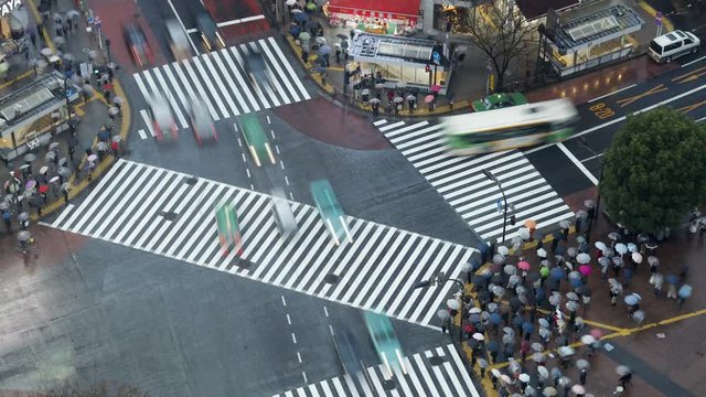 Asia, Japan, Tokyo, Shibuya, Shibuya Crossing - crowds of people crossing the famous crosswalks at the centre of Shibuyas fashionable shopping and entertainment district