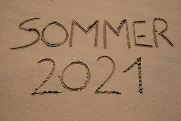 Das Wort SOMMER 2021  in den Sand geschrieben