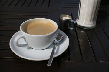 Kaffee mit Milch und Zucker