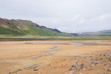 Landschaft mit Fumarolen im Geothermalgebiet Námaskarð – Hverir / Nord-Island