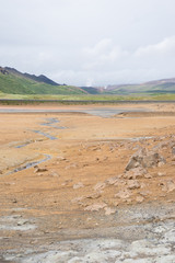 Landschaft mit Fumarolen im Geothermalgebiet Námaskarð – Hverir / Nord-Island