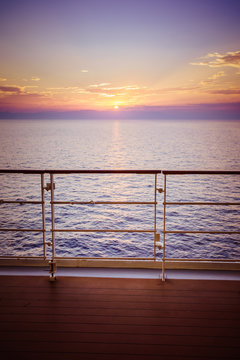 croisi&egrave;re au soleil couchant