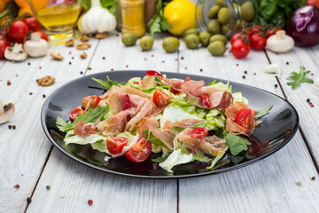 Fresh vegetable salad with prosciutto