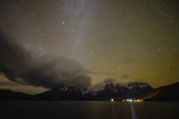 Crédence de cuisine en verre imprimé Cuernos del Paine Vue sur la montagne de Cuernos del Paine dans le parc national Torres del Paine la nuit. Patagonie chilienne en automne