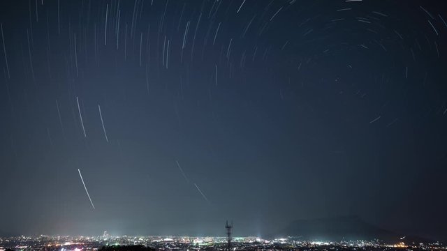 香川県高松市街地夜景と光の残像を残した星空 タイムラプス(高松シンボルタワー、屋島など)
