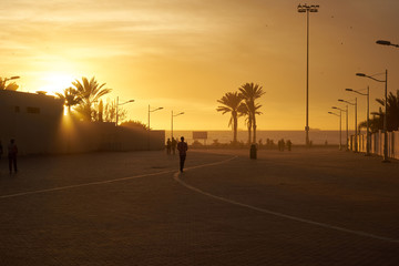 Sonnenuntergang im Atlantik an der Küste von Agadir in Marokko