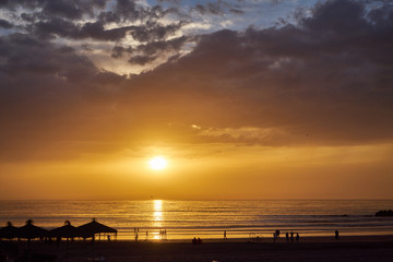 Fototapeta na wymiar Sonnenuntergang im Atlantik an der Küste von Agadir in Marokko