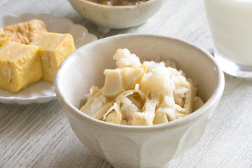 朝食　竹の子御飯