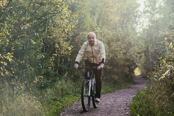 Obraz premium Portrait of caucasian man riding cycle in countryside