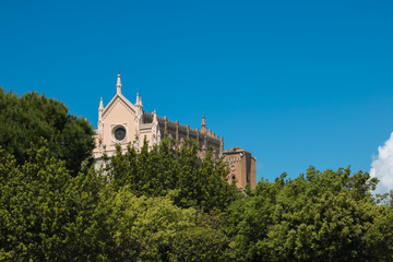 Fototapeta na wymiar Antica cattedrale di San Francesco a Gaeta immersa nella verde vegetazione